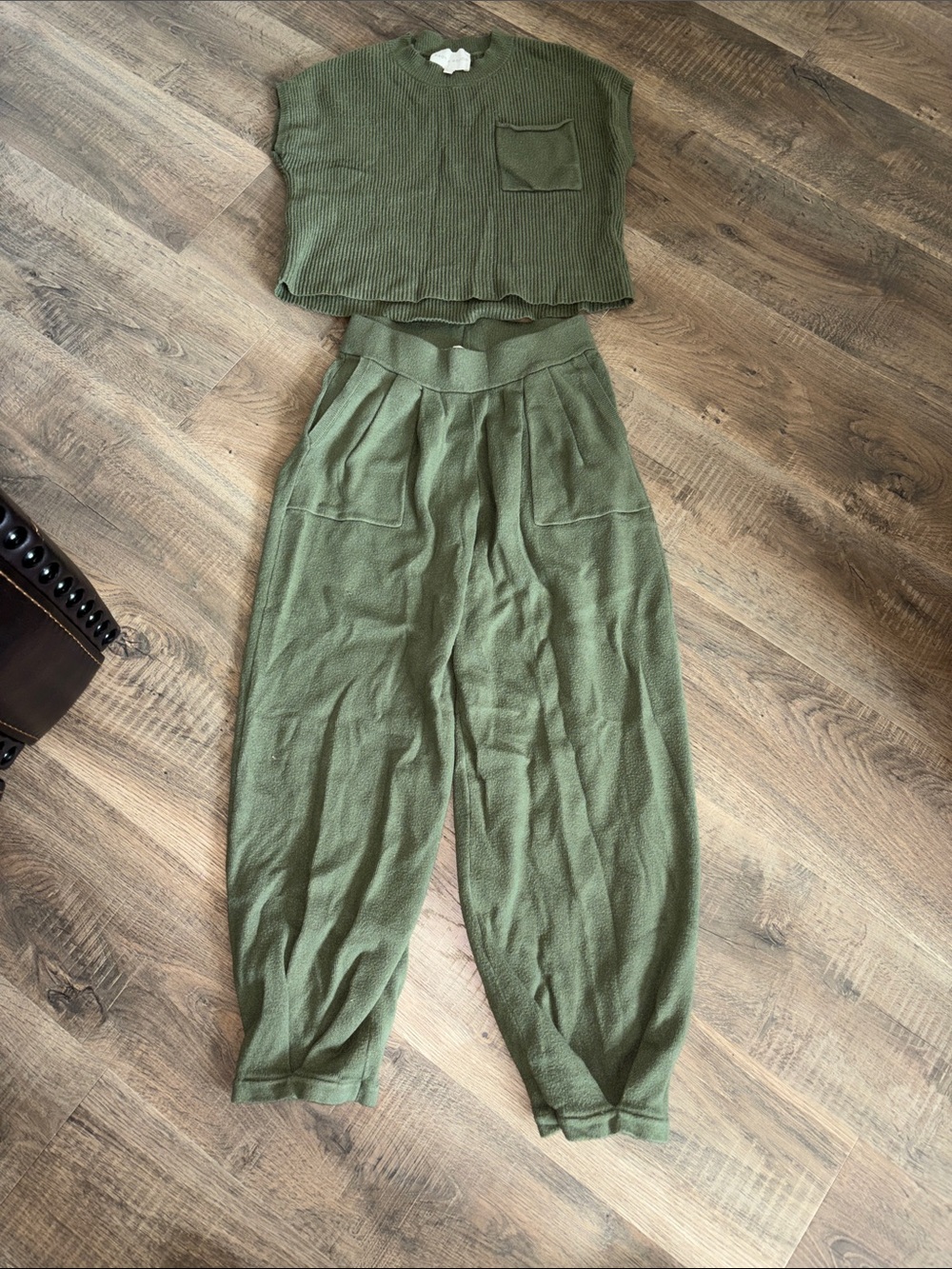 Sage and stone two piece set in green olive 
Very good • sage + Stone